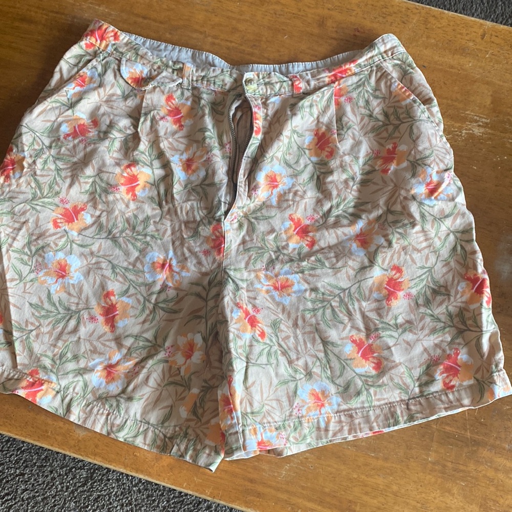 Cotton floral shorts. Size 18